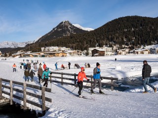 Winterszene mit Spaziergängern und Langläufern