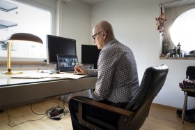 Homme en télétravail avec un ordinateur