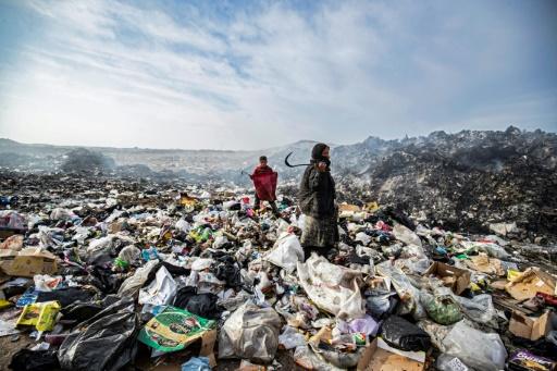 فقراء يبحثون عما يسدّ رمقهم بين أكوام النفايات في شمال شرق سوريا - SWI swissinfo.ch