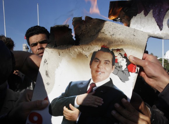 متظاهرون يحرقون صورة للرئيس التونسي السابق بن علي