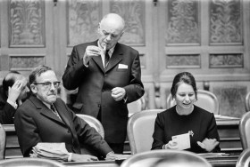 هانّا زالفلد زينغر تستلم مقعدها في البرلمان في ديسمبر 1971. إلى جانبها، اثنان من رفاقها في الحزب.