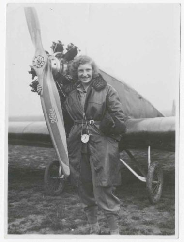 Frau vor Flugzeug