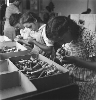 Niños trabajando en producción de cepillos de dientes.