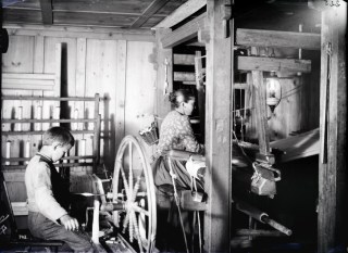 織物工房の女性と男の子。1905年頃