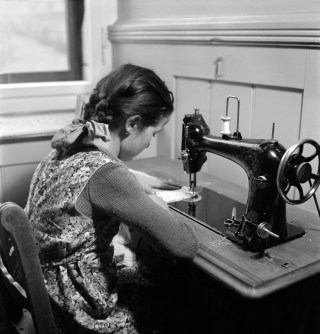 Jovencita con una máquina de coser.