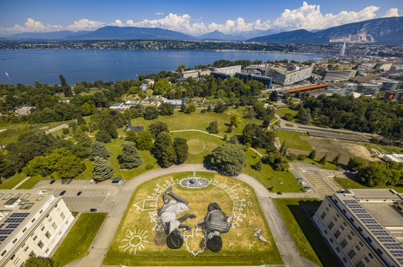 صورة جوية للحدائق المحيطة بقصر الأمم في جنيف وللبحيرة