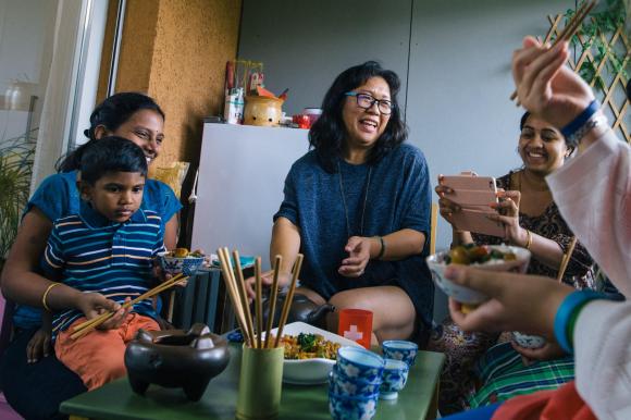 Liyah Huiling Jenni am Essen mit anderen Familienmitgliedern