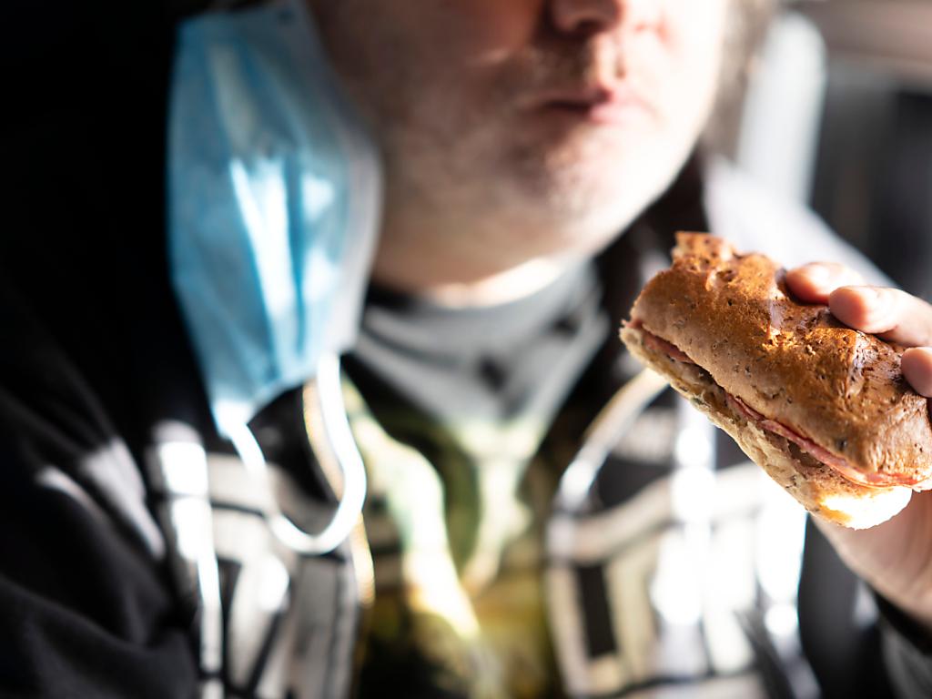 Darf Man Im Zug Essen SBB und BAG prüfen Regeln bei Essen und Trinken im Zug - SWI swissinfo.ch