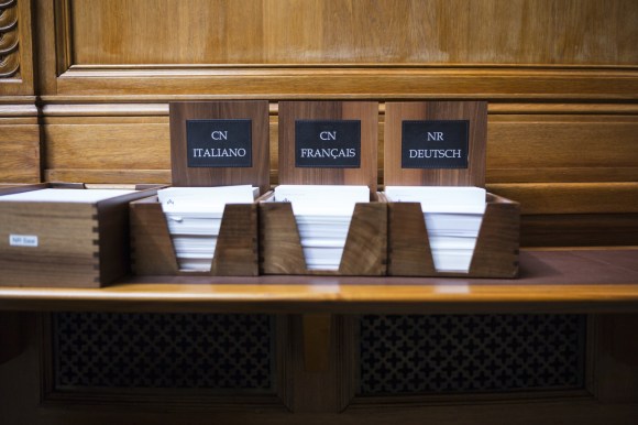 Schreibkarten in drei Landessprachen im Nationalratssaal