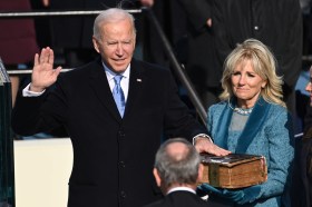 Le président Joe Biden jure sur la bible