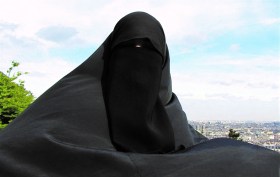 Karima sur la butte Montmartre, au nord de Paris, en 2010. Auto-entrepreneuse, Karima a continué à porter le niqab après le vote de la loi. C’est sa façon de manifester sa liberté de «faire ce qu'elle veut parce qu'elle se sent mieux ainsi», a-t-elle dit à Agnès De Féo. (Agnès De Féo) niqabée
