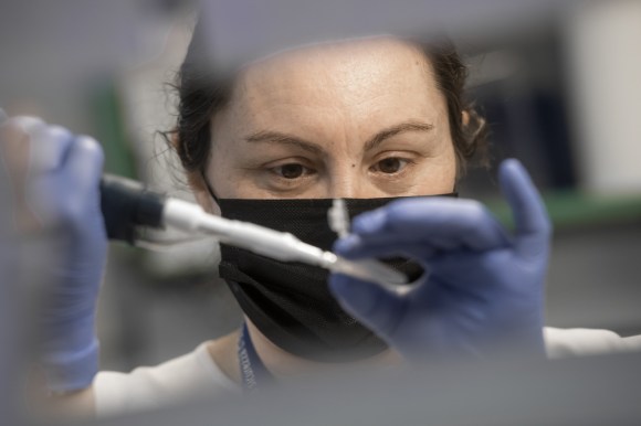 2021年1月22日，貝林佐納(Bellinzona)EOLAB實驗室技術員Anna Schenini在為聚合酶鍊式反應(PCR)檢測準備核糖核酸(RNA)樣本，以檢測新冠病毒的變異株。