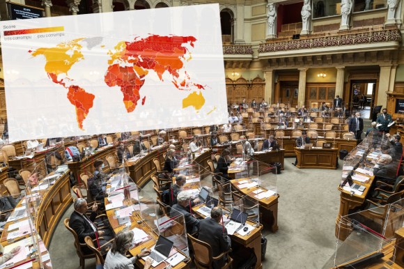 Sala del Parlamento suizo y mapa del índice de percepción de la corrupción