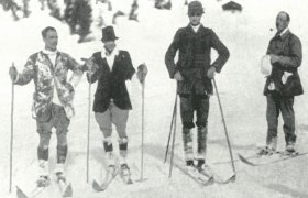 Quatre skieurs photographiés en 1911.