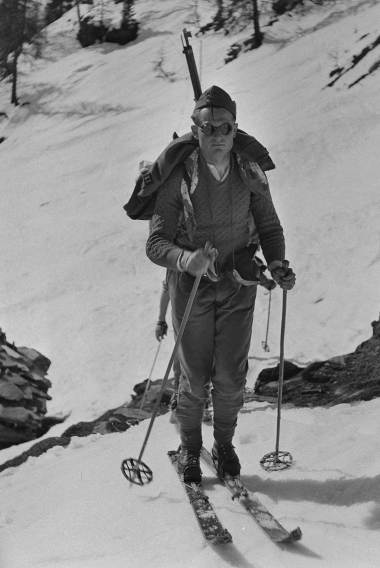 Soldat suisse à ski en 1945.