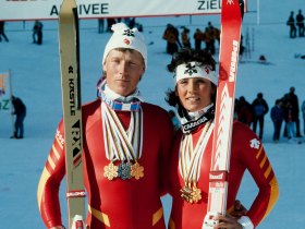 Deux champions de ski suisses sur un podium en 1987.