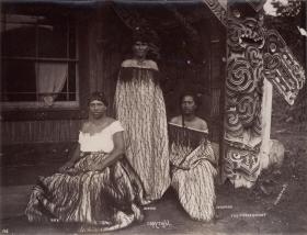 صورة تاريخية لثلاث من النساء الماوري أمام منزلهن