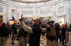 2021年1月6日，美國前任總統唐納·川普的支持者們持械衝進美國國會大廈，對川普大選失利以示抗議。
