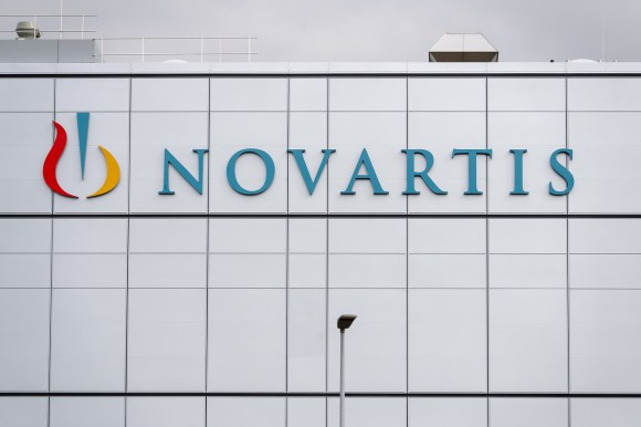 اسم شركة نوفارتيس بأحرف عملاقة على واجهة مصنع