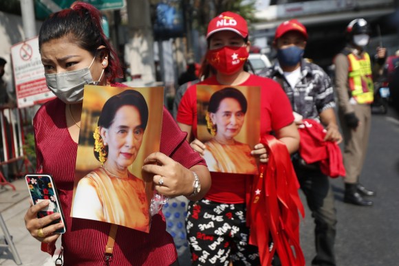 بورميون مقيمون في تايلاند يرفعون صورًا لأونغ سان سو تشي أمام سفارة بلادهم في بانكوك