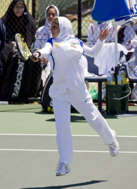 2009年2月6日在澳洲伯斯舉行的女子網球界最高水準團體賽-亞洲/大洋洲聯合會杯(Federation Cup Asia/Oceania)雙打比賽中，來自伊朗的網球職業選手Madona Najarian正在賽場上奮力拼搏。