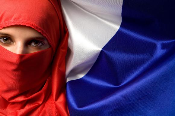 Una mujer lleva un niqab con los coleres de la bandera francesa