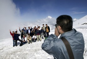 中国游客在雪山合影