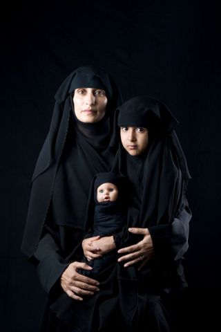 Frau, Kind, Puppe in Niqab