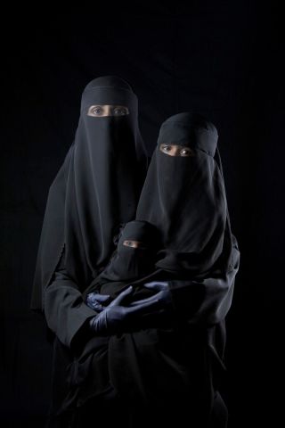 Mujer, niña y muñeca con burka