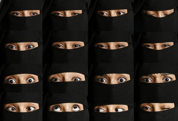 Viele Gesuchter mit Niqab, Ausschnitt der Augen