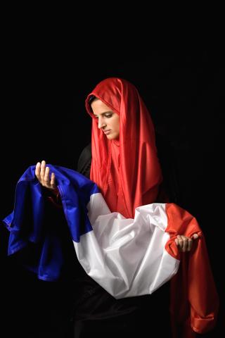 Mujer con niqab en los colores de la bandera francesa
