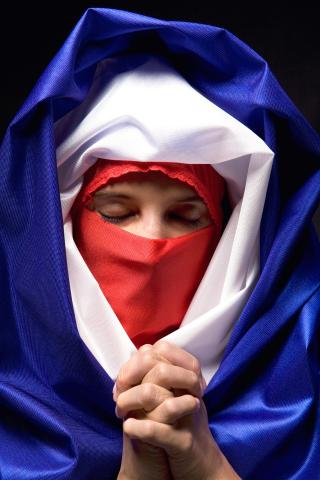 Frau mit Niqab betend