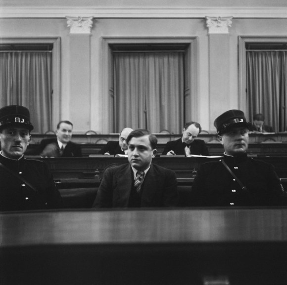 被告席に座るフランクフルター