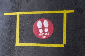 疫情期間，這種地面距離標識在瑞士各大城市隨處可見，警示著人們應在日常生活中保持安全社交距離。