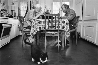 台所で昼食を取るハンスさんとルートさん
