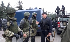 Lukaschenko mit Waffe