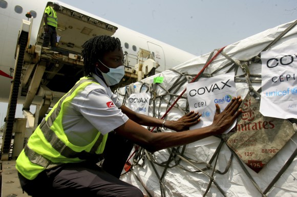 Llegada por avión de vacunas a Ghana