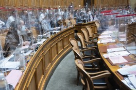 مقاعد فارغة في قاعة اجتماعات مجلس النواب السويسري