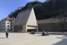 Blick auf das Landtagsgebäude des Fürstentums Liechtenstein