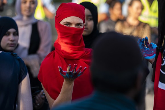 デンマークのイスラム教女性擁護団体「Kvinder I Dialog（対話の中の女性）」によるデモの様子