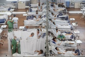 Pacientes y médicos en hospital de campaña