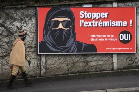 cartaz de pessoa com niqab e óculos escuros