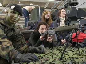 نساء سويسريات يختبرن بندقية الجيش