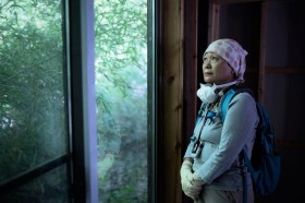 Femme japonaise regardant à travers une fenêtre.