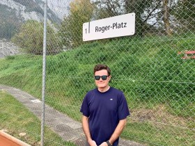 剛在“羅傑廣場”(Roger Platz)打完一場比賽的戴夫·塞米納拉。費爾斯貝爾格網球俱樂部的這個網球場以費德勒命名。