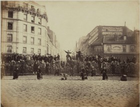 Une barricade de la Commune de Paris, le 18 mars 1871