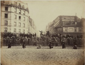 Uma barricada da Comuna de Paris, 18 de março de 1871. (Vikidia) Uma barricada da Comuna de Paris, 18 de março de 1871