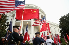 Las banderas de Estados Unideos y China en Washington
