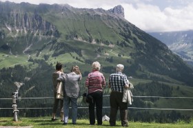 幾位退休老人在琉森州的山間散步(照片)。瑞士政府有意將女性的退休年齡從64歲提高到65歲。