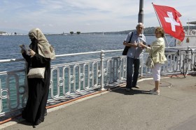 不止是在日內瓦，來自波灣產油國的富有遊客以後在全瑞士都不能再穿著回教遮面罩袍了。
